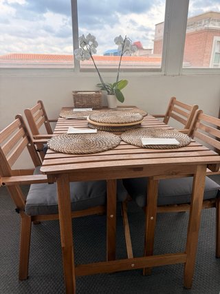 Mesa y sillas de jardín de madera