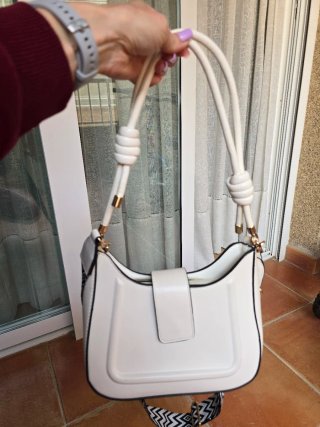 Bolso blanco con correa estampada