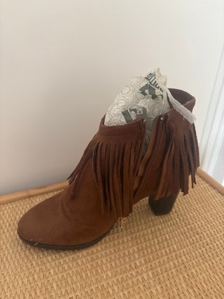 Botines de ante con flecos y tacón