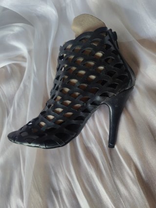 Sandalias Nuevas negraa de tacón caladas número 36