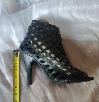 Sandalias Nuevas negraa de tacón caladas número 36