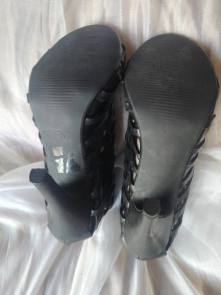 Sandalias Nuevas negraa de tacón caladas número 36