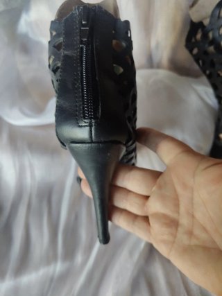 Sandalias Nuevas negraa de tacón caladas número 36