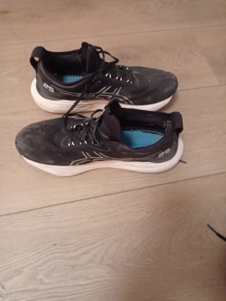 Zapatillas ASICS negras y blancas