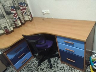 Canapé abatible con escritorio integrado
