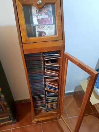 Mueble madera y cristal para CDs