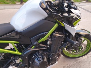Kawasaki Z900 Naked Negra, Verde y Blanca