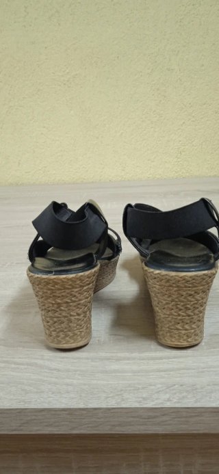 Sandalias cuña tiras elásticas negras