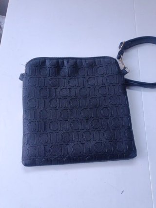Bolso negro con logo CH