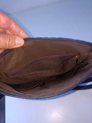 Bolso negro con logo CH