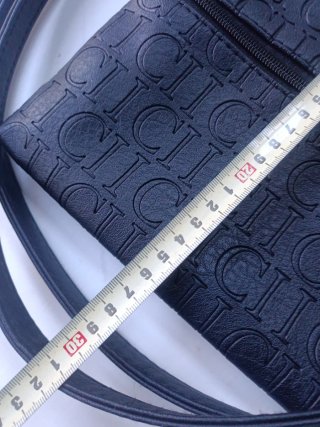 Bolso negro con logo CH