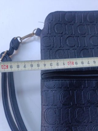Bolso negro con logo CH