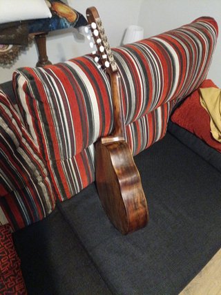 Laúd restaurado vendo o cambio por guitarra acústi