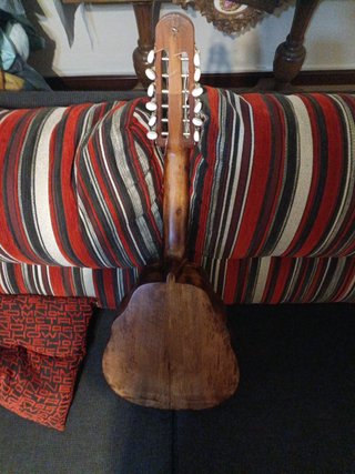 Laúd restaurado vendo o cambio por guitarra acústi