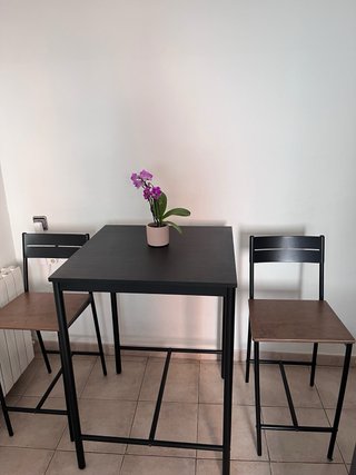 Mesa alta negra con 2 taburetes IKEA