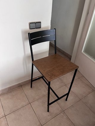 Mesa alta negra con 2 taburetes IKEA