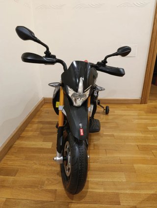 Moto eléctrica Aprilia de niños prácticamente nuev