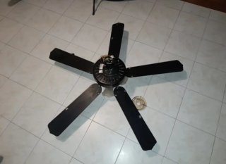 Ventilador de techo negro con ratán