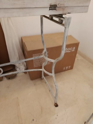 Mesa abatible y 2 sillas forja