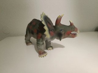 Muñeco Triceratops Verde con Puntos Rojos