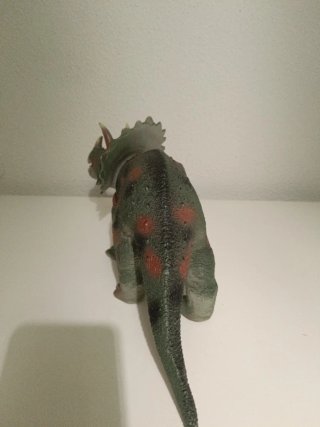 Muñeco Triceratops Verde con Puntos Rojos