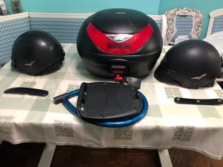Lote: Cajón, 2 Cascos y Pitón Moto