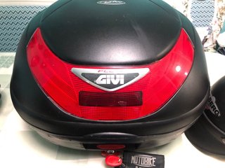 Lote: Cajón, 2 Cascos y Pitón Moto