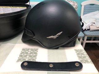 Lote: Cajón, 2 Cascos y Pitón Moto