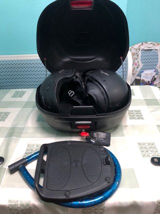 Lote: Cajón, 2 Cascos y Pitón Moto