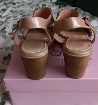 Sandalias de piel camel con detalles calados