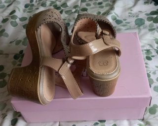 Sandalias de piel camel con detalles calados