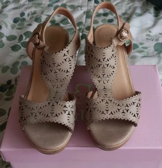 Sandalias de piel camel con detalles calados