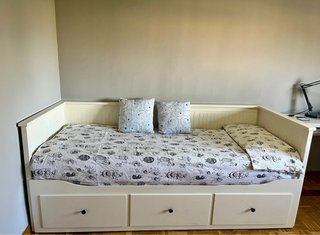 Cama diván blanca con cajones