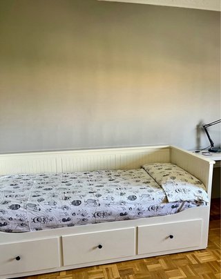 Cama diván blanca con cajones