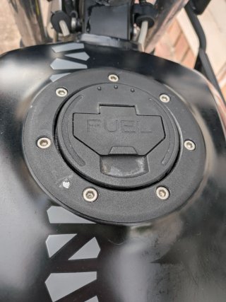 Royal Enfield Himalayan Negra