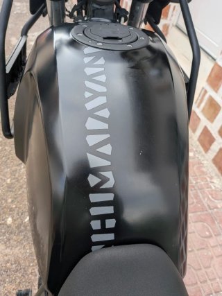 Royal Enfield Himalayan Negra