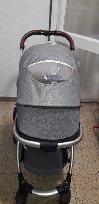 Carrito de bebé gris con manillar marrón
