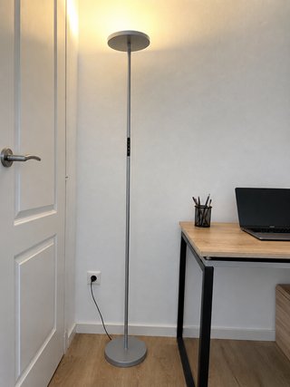 Lámpara de pie LED regulable 30W gris