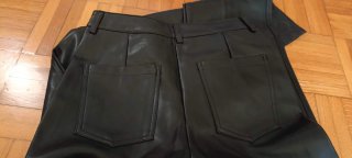 Pantalón negro simil piel 5 bolsillos