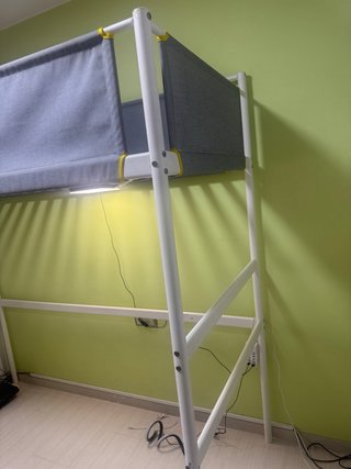 Cama alta con escritorio IKEA