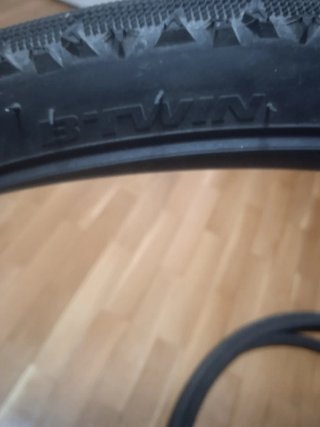 2 coperture bici da trekking con camera. 28 pollici.