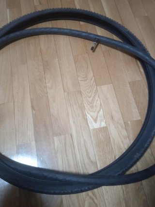 2 coperture bici da trekking con camera. 28 pollici.