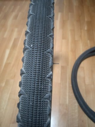 2 coperture bici da trekking con camera. 28 pollici.