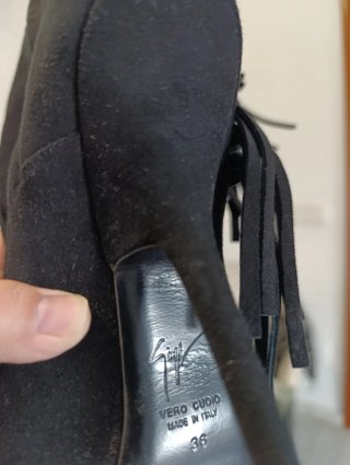 Botas altas negras con flecos