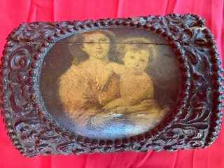 CAJA ANTIGUA CON IMAGEN VIRGEN Y NIÑO JESÚS