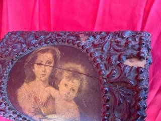 CAJA ANTIGUA CON IMAGEN VIRGEN Y NIÑO JESÚS
