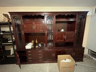 Mueble de salón de madera y cristal