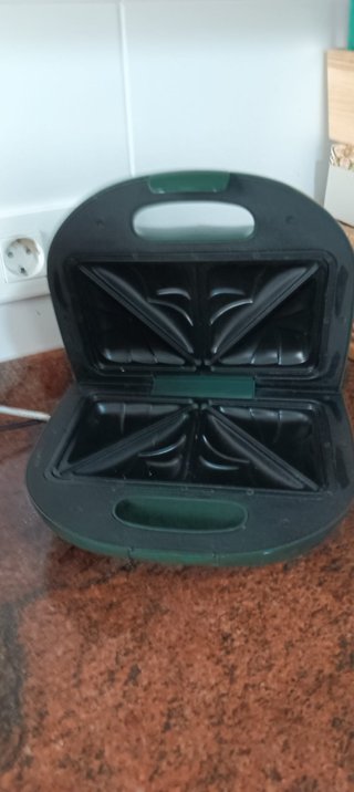Airfryer Roja y Sandwichera Verde