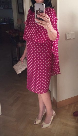 Vestido de fiesta lunares beige y fondo fucsia