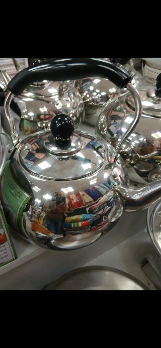 Tetera de plata con diseño floral